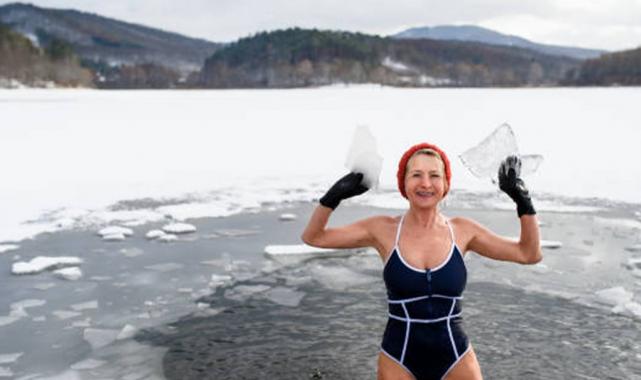 Hem dinç hem de genç görünmeye buz gibi keskin çözüm! Bu yöntem sadece 5 dakikanızı alacak...