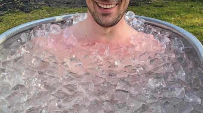 Hem dinç hem de genç görünmeye buz gibi keskin çözüm! Bu yöntem sadece 5 dakikanızı alacak...