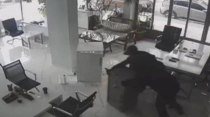 İstanbul Avcılar'da oto galeriye hırsız girdi! Para kasası ve otomobil çaldı