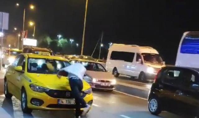 İstanbul Bakırköy'de bir yolcu indirildiği otobüse tekme attı, taksinin camlarını kırdı
