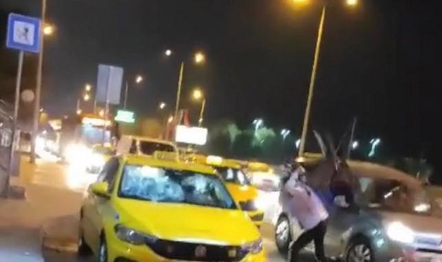 İstanbul Bakırköy'de bir yolcu indirildiği otobüse tekme attı, taksinin camlarını kırdı