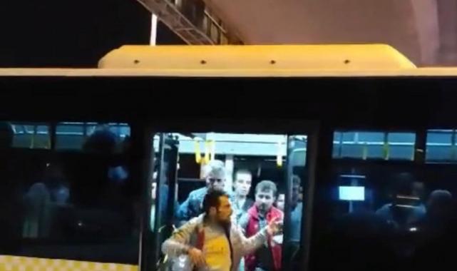 İstanbul Bakırköy'de bir yolcu indirildiği otobüse tekme attı, taksinin camlarını kırdı