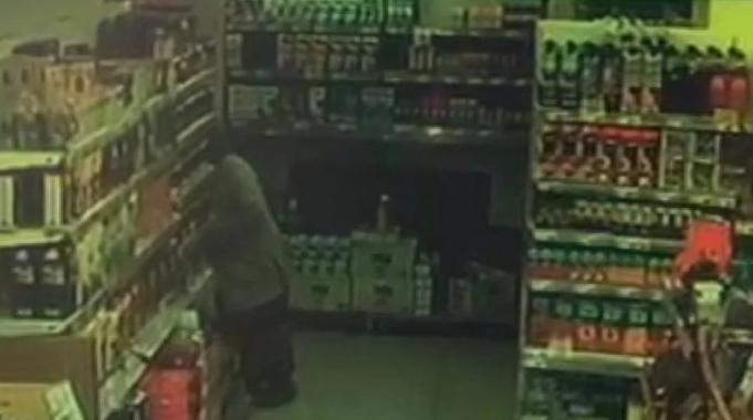 İstanbul Kartal&#039;da marketten hırsızlık yapan yaşlı kadın kameraya yansıdı