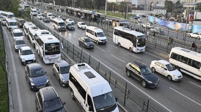 İstanbul trafiği kilit! Bazı bölgelerde yoğunluk yaşanıyor
