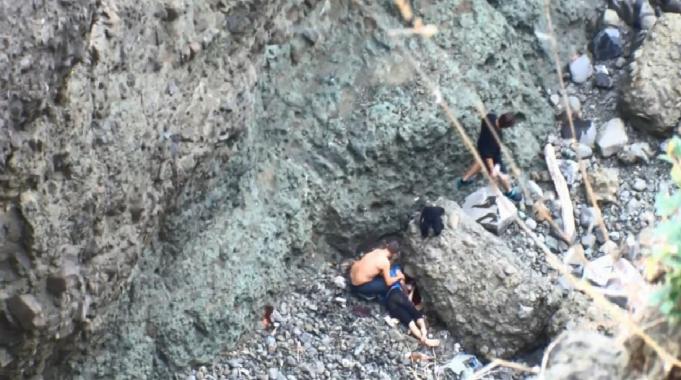 İstanbul'da arkadaşını gezdirmeye çıktı! Kayalıklardan yuvarlandı