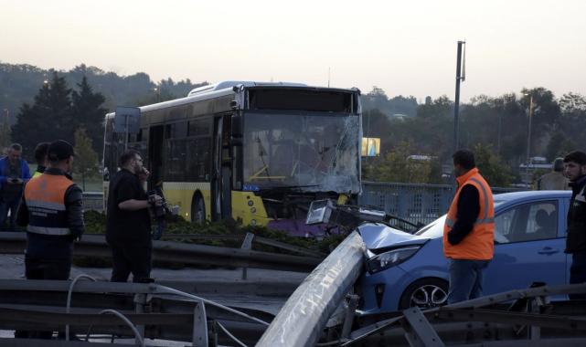 İstanbul'da İETT otobüsü aydınlatma direğini devirdi: Yol kapandı