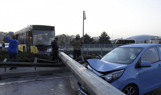 İstanbul'da İETT otobüsü aydınlatma direğini devirdi: Yol kapandı
