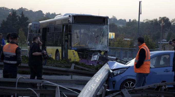 İstanbul'da İETT otobüsü aydınlatma direğini devirdi: Yol kapandı