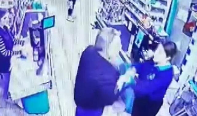 İstanbul'da kasiyer kadını defalarca yumrukladı! Saldırı anı kamerada