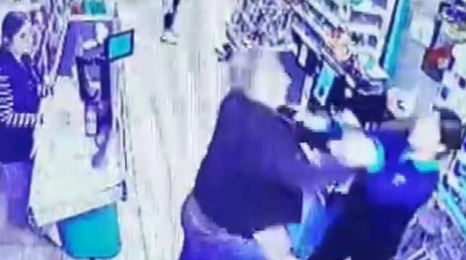 İstanbul&#039;da kasiyer kadını defalarca yumrukladı! Saldırı anı kamerada