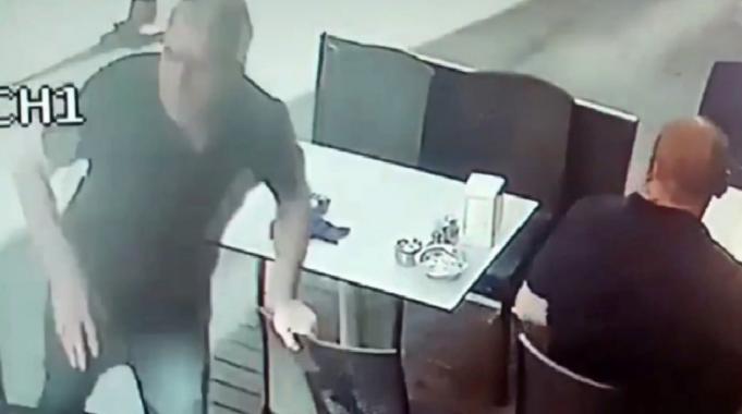 İstanbul'da masayı silen büfeciye adres sordu! Bacağından vurdu