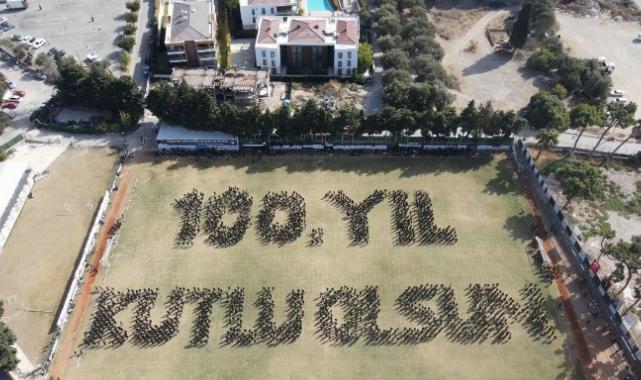 İzmir'de 4 bin öğrenci zeybek oynadı
