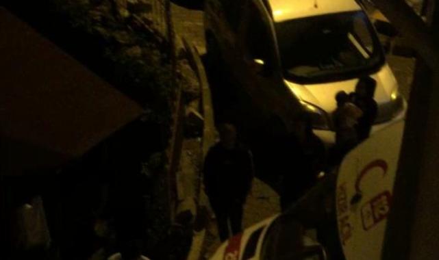 Kağıthane'de kaza yapan şahıs, korkup zorla girdiği evdeki kişileri bıçakla tehdit etti