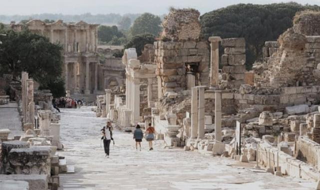 Kültür ve Turizm Bakanı Mehmet Nuri Ersoy, 'Geleceğe Miras Sonsuz Efes' projesini tanıttı