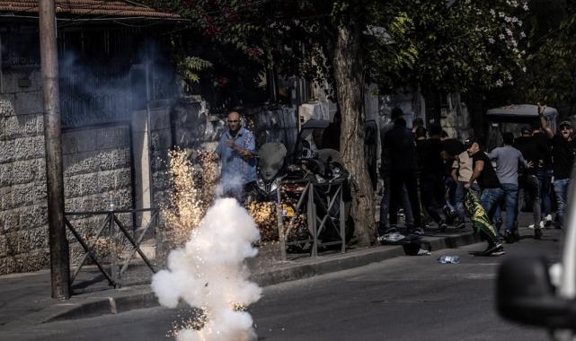 Müslümanların cuma namazına yine engel: İsrail polisi gazla saldırdı!