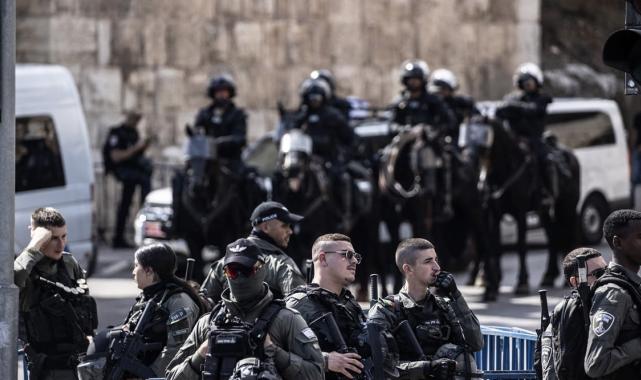 Müslümanların cuma namazına yine engel: İsrail polisi gazla saldırdı!