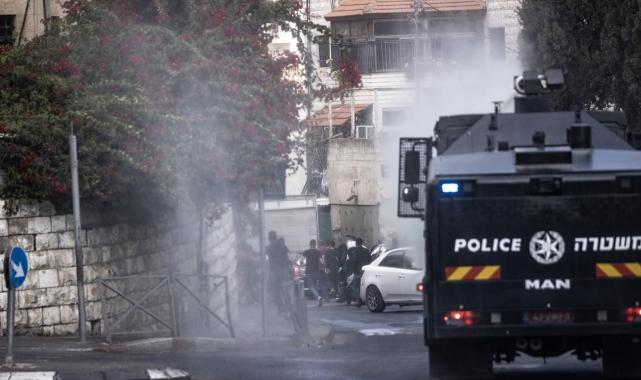 Müslümanların cuma namazına yine engel: İsrail polisi gazla saldırdı!