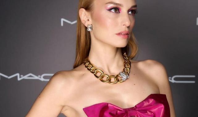 Nilperi Şahinkaya'nın davet tarzı