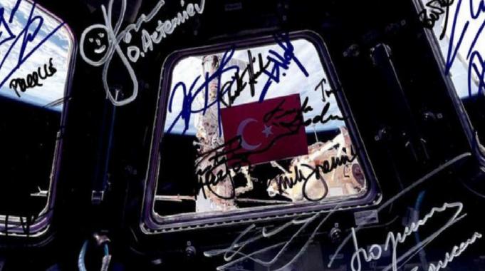 Rus kozmonot, 56 yıl önce uzaya götürdüğü Türk bayrağını hediye etti