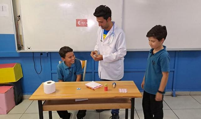 Sakarya'da Teacherman yazılı tişörtüyle öğrencileri eğlendirerek İngilizce öğretiyor