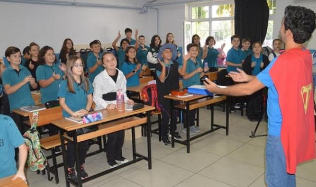 Sakarya'da Teacherman yazılı tişörtüyle öğrencileri eğlendirerek İngilizce öğretiyor