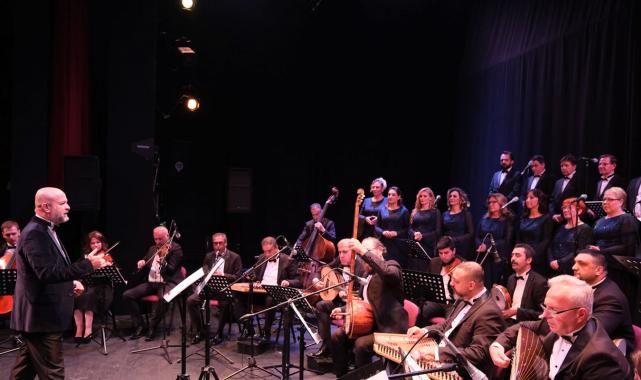 "Sezona Merhaba" konserinde Ahmet Özhan sahne aldı