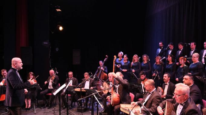 "Sezona Merhaba" konserinde Ahmet Özhan sahne aldı