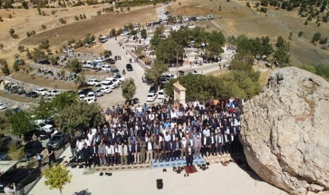 Şırnak’ta 3 asırlık gelenek: Mezarlık ziyaretine 5 bin kişi katıldı