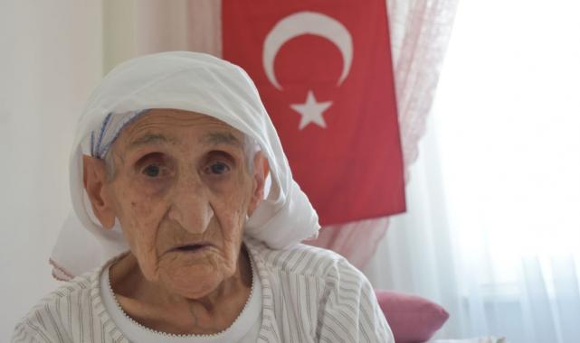 Sivas'ta 103 yaşında Cumhuriyet tarihine şahitlik ediyor! 109 torun sahibi kadın: Bayrağı başucuma asıyorum