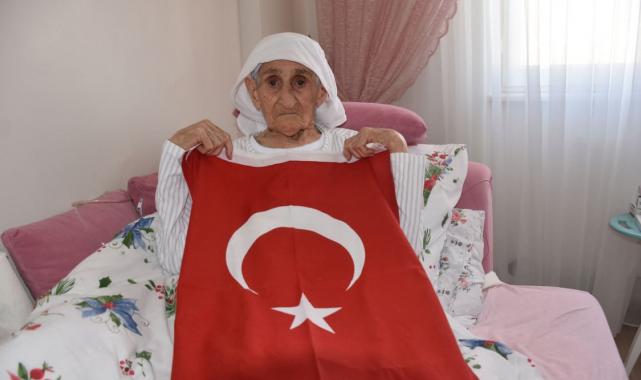 Sivas'ta 103 yaşında Cumhuriyet tarihine şahitlik ediyor! 109 torun sahibi kadın: Bayrağı başucuma asıyorum