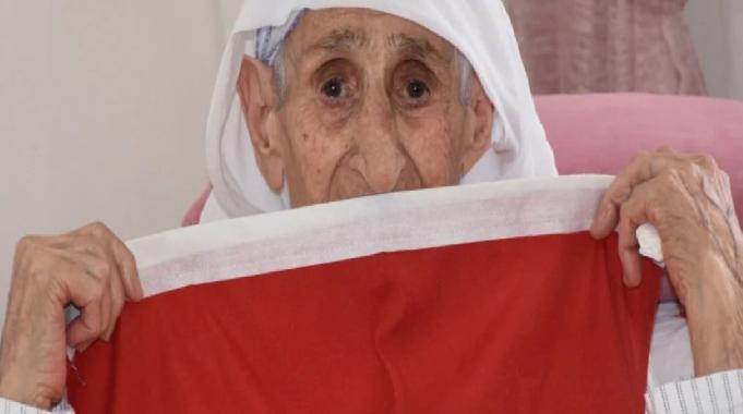 Sivas&#039;ta 103 yaşında Cumhuriyet tarihine şahitlik ediyor! 109 torun sahibi kadın: Bayrağı başucuma asıyorum