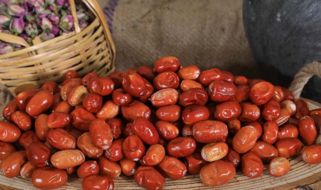 Sütünüze 1 kaşık iğde tozu atın, sırt ağrınızı unutun