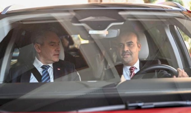 Bakan Kacır ile Avusturya Şansölyesi Nehammer, TBMM’ye Togg ile geçti