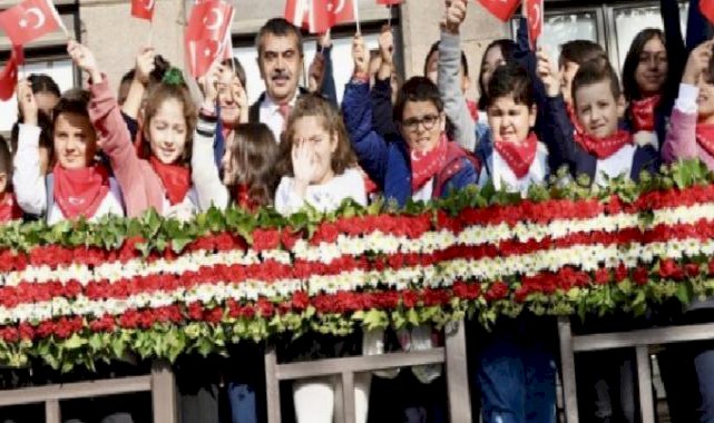 Bakan Tekin öğrencilerle 1'inci Meclis'te