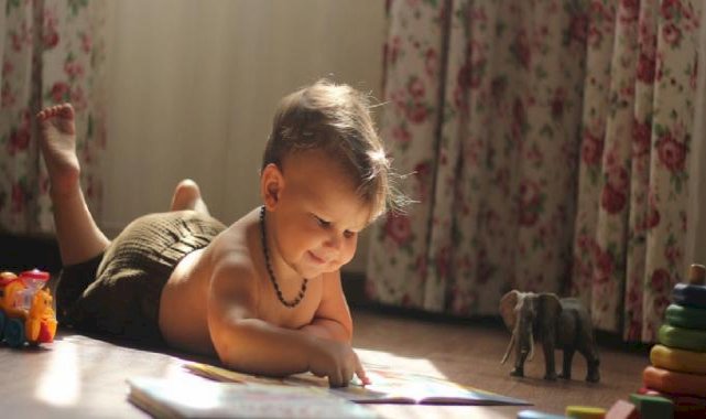 Bebeklikte kitap tutma bile okula hazırlıyor