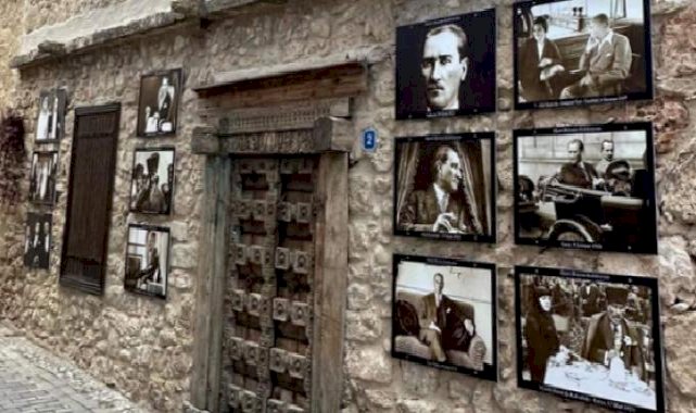 Benazus'un Atatürk sergisi Girne'ye ulaştı