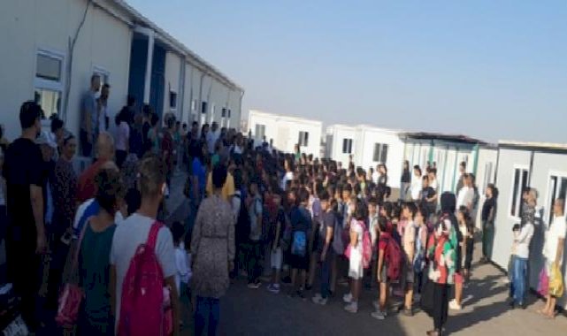 Depremzede çift, öğrencilerinin kitap eksiğini tamamladı