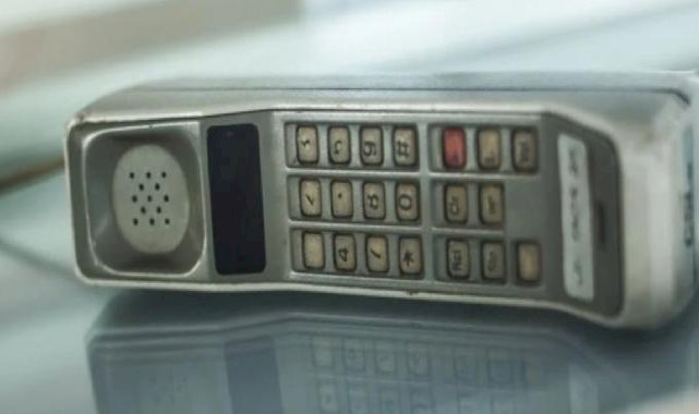 Dünyada satılan ilk cep telefonu: Motorola DynaTAC 8000X
