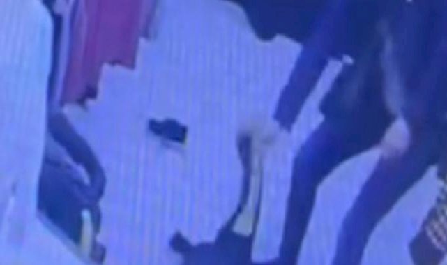 Fatih’te mağazaya giren kadın, 3 yaşındaki çocuğunu yerden yere vurdu