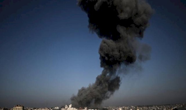 Gazze'de bölgeyi bombaların patlamasıyla çıkan alevler aydınlatıyor
