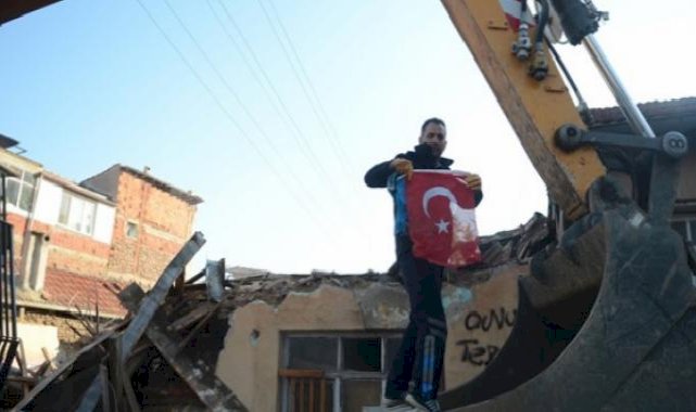 İş makinesi operatörünün bayrak hassasiyeti