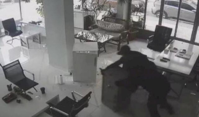 İstanbul Avcılar'da oto galeriye hırsız girdi! Para kasası ve otomobil çaldı
