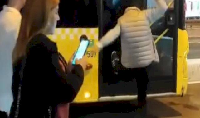 İstanbul Bakırköy'de bir yolcu indirildiği otobüse tekme attı, taksinin camlarını kırdı