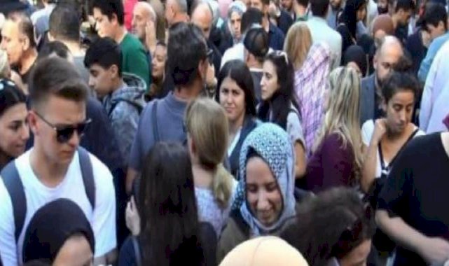 İstanbul Mısır Çarşısı'nda insan seli! Adım atacak yer kalmadı