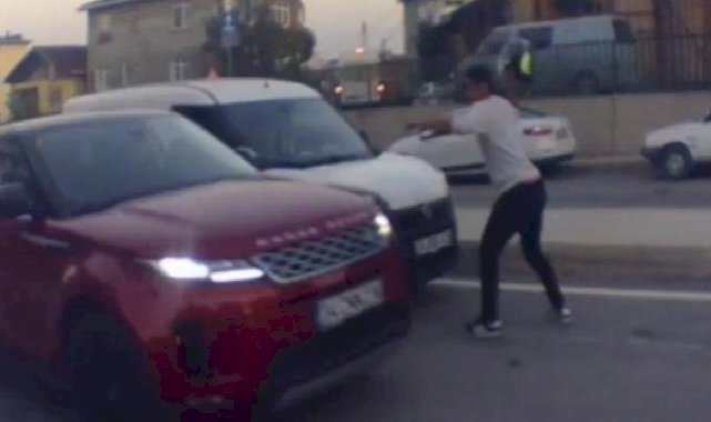 İstanbul trafiğinde gergin anlar! Motosiklet sürücüsü takip ettiği cipe kask fırlattı