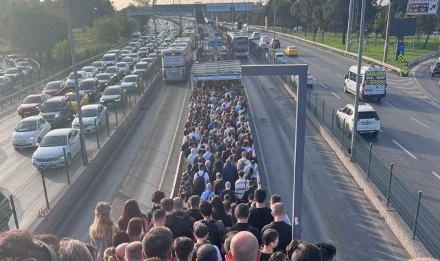 İstanbulluların bitmek bilmeyen çilesi! Metrobüs geç gelince yaya trafiği oluştu