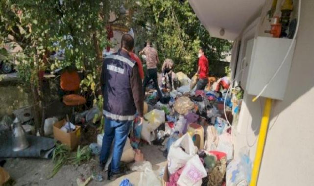 Karabük'teki çöp evden iki kamyonluk çöp çıkarıldı