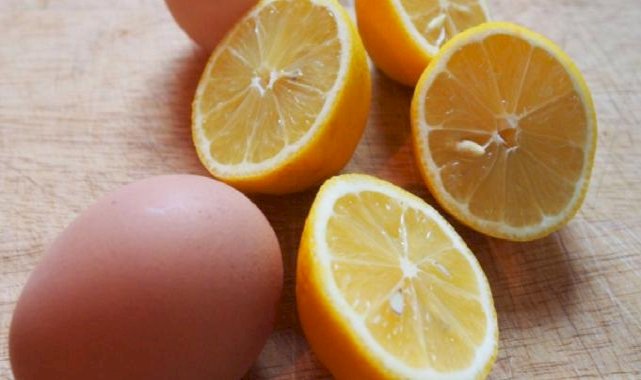 Organlardaki zehri bitiriyor! Yumurtayı limon suyuna atın, etkisine bakın...