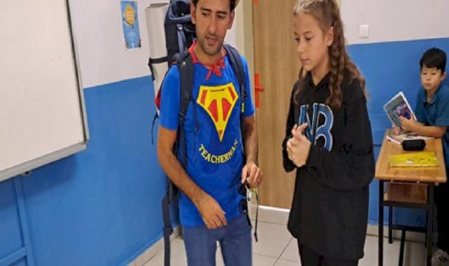 Sakarya'da Teacherman yazılı tişörtüyle öğrencileri eğlendirerek İngilizce öğretiyor