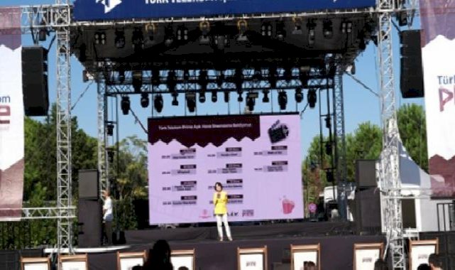 Türk Telekom, Hülya Koçyiğit’i AKM’de sevenleriyle buluşturdu